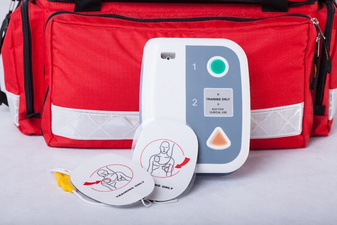 Safe Use of an Automated External Defibrillator (QAR)